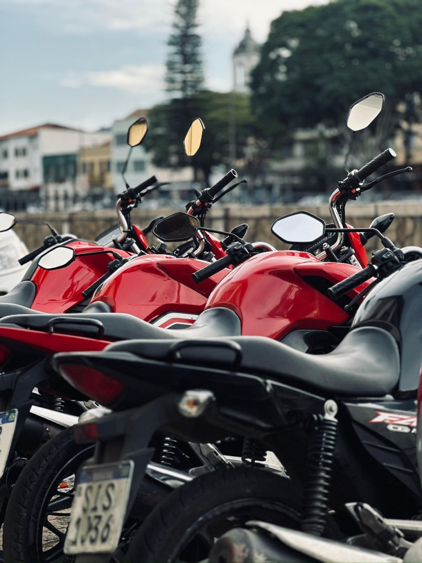 Motos Honda CG 160 vermelhas e pretas da frota Flex Motos estacionadas lado a lado